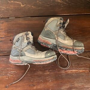 Red wing shoes, hiking boots size 6.5. Will clean up better if someone buys